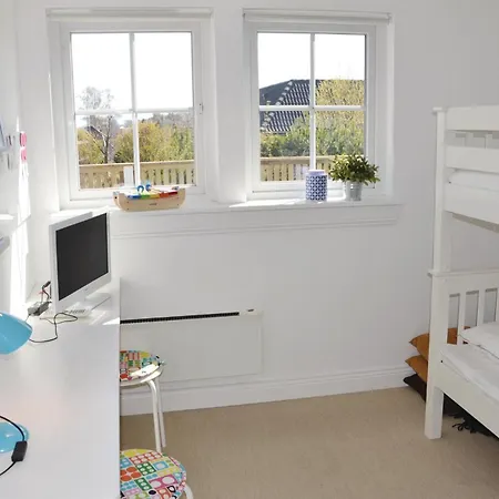 3 Bedroom Cozy In 펜션 Vejby